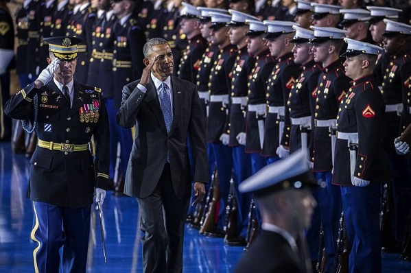 高清：美军举行“奥巴马告别典礼” 仪仗兵晕倒在地【2】
