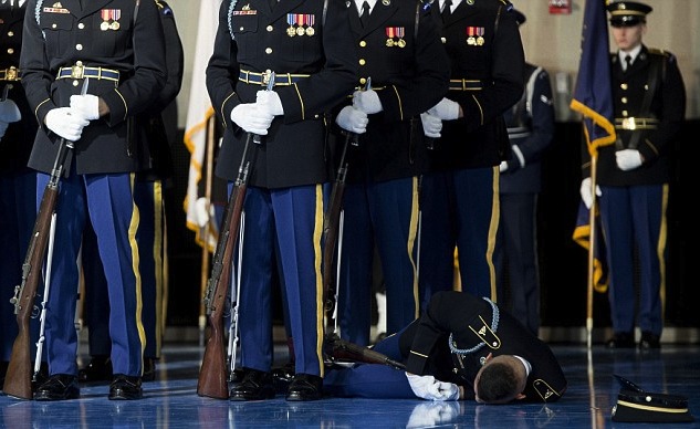 高清：美军举行“奥巴马告别典礼” 仪仗兵晕倒在地【3】