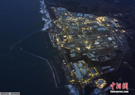 资料图：2016年3月10日，，“3-11”大地震5周年纪念日的前一天，福岛第一核电站在黄昏中停运亮灯的场景。