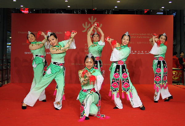 当地华人社团表演舞蹈 人民网记者管克江摄