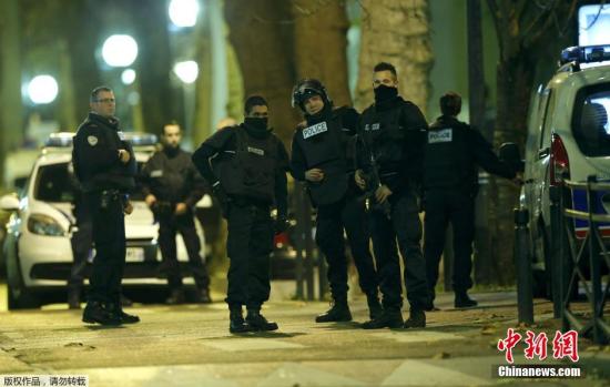 法国警方发动追捕巴黎恐袭事件嫌犯行动。