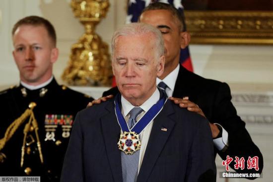 当地时间1月12日，美国华盛顿，奥巴马给副总统拜登颁发总统自由勋章。