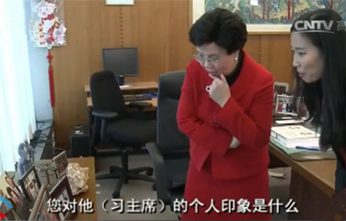 陈冯富珍和记者在交流