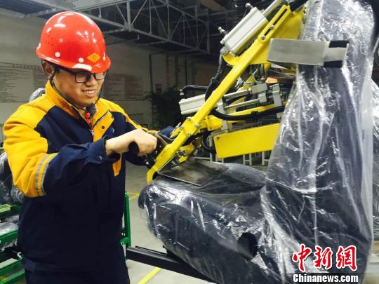 21—大庆延锋安道拓汽车部件系统有限公司工人正在工作。　刘锡菊 摄