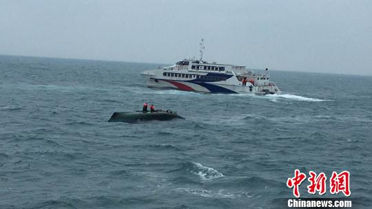 广西渔船出海作业被撞翻遇险渔民夫妻获救