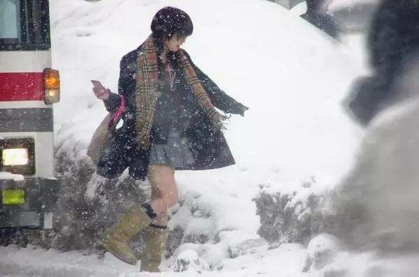 日本多地暴雪积雪厚2米 女孩却穿裙子露白大腿