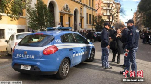 图为地震后，罗马警方对民众进行紧急疏散。