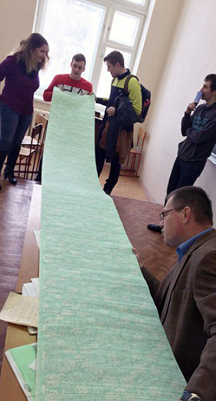 俄大学生为物理考试自制3米长小抄（图）