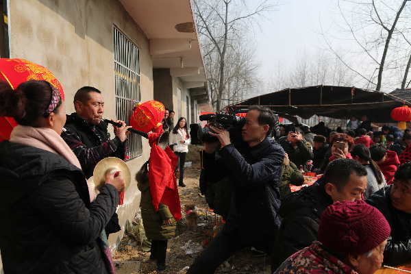 今年除夕，安徽省阜阳市广播电视台记者高思杰在颍上县拍摄喜迁新居的群众 