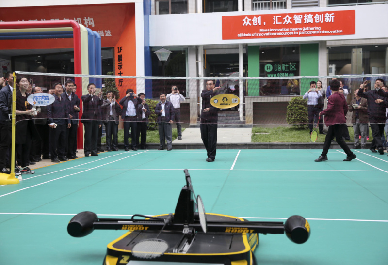 2016年4月25日，李克强来到四川成都菁蓉创客小镇，与创业者交流。总理应邀与创业团队设计的羽毛球机器人“切磋”球技。