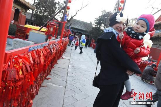 民众逛北京庙会，迎接财神降临、赐福赐财、祈求平安吉祥。 中新社记者 张勤 摄 