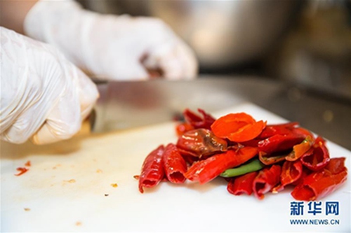1月24日，一名学员在巴西里约热内卢的“美食动力餐厅”后厨处理食材。
