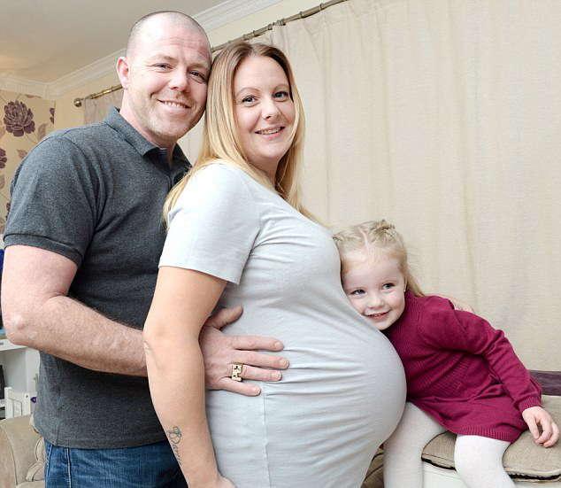 英夫妻靠人工受孕怀上四胞胎 曾失败数次