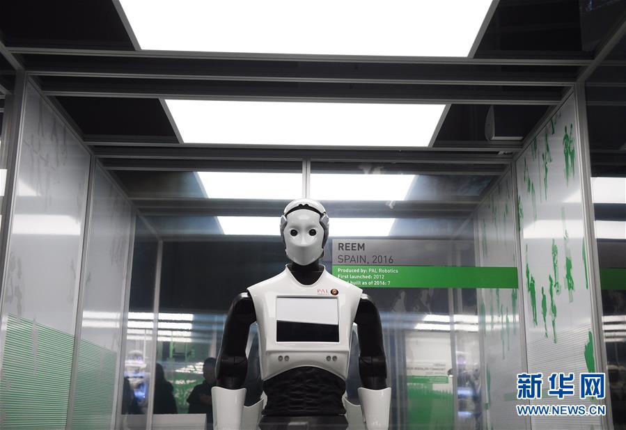 伦敦举行机器人展览 开放展出超100个机器人