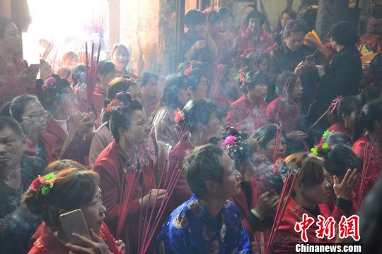 图为信众身着湄洲特色传统节日盛装，梳起妈祖头，前往湄洲妈祖祖庙谒祖进香。　叶萍 摄