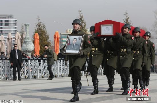 资料图：当地时间2月9日，遭俄罗斯战机误炸身亡的土耳其士兵Mahmut Uslu的葬礼在安卡拉举行，土耳其各界政要和家属参加。