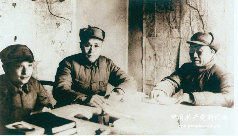 1938年邓小平（左一）和朱德（左三）、刘伯承（左二）一起研究作战计划