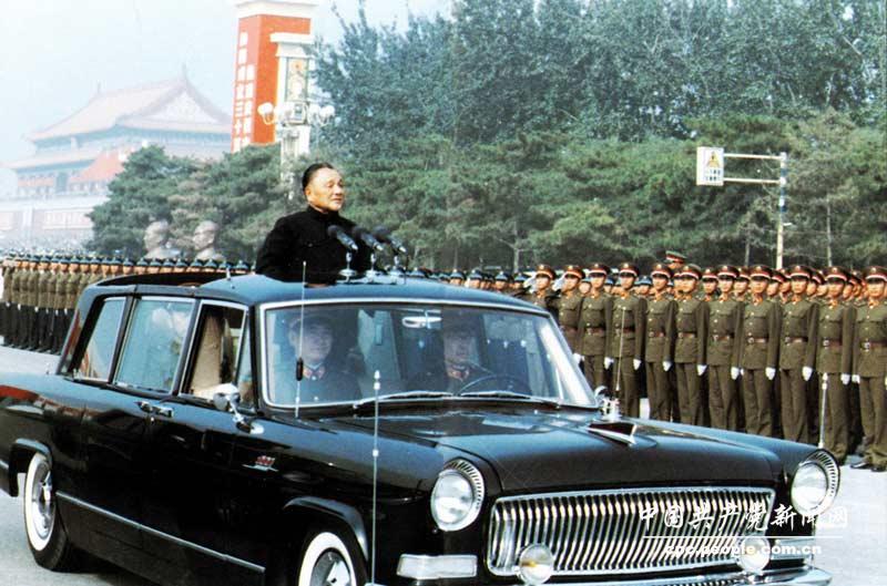 1984年10月1日，中华人民共和国建国35周年，邓小平检阅人民解放军三军部队