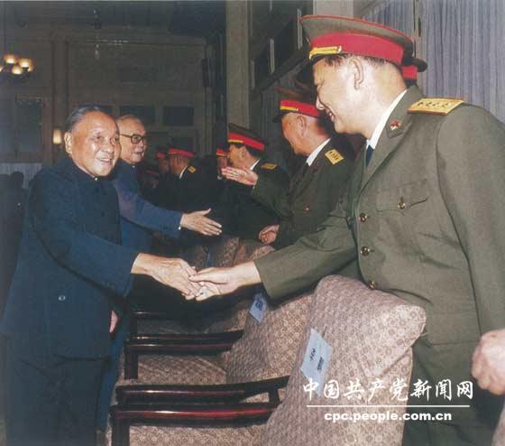 1988年9月，邓小平与李先念等接见第一排被授予上将军衔的17位将军