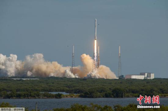 美国佛罗里达州，美国民营太空探索科技公司SpaceX的猎鹰9号运载火箭，载“飞龙号”（Dragon）无人太空货船，自卡纳维尔角发射升空。
