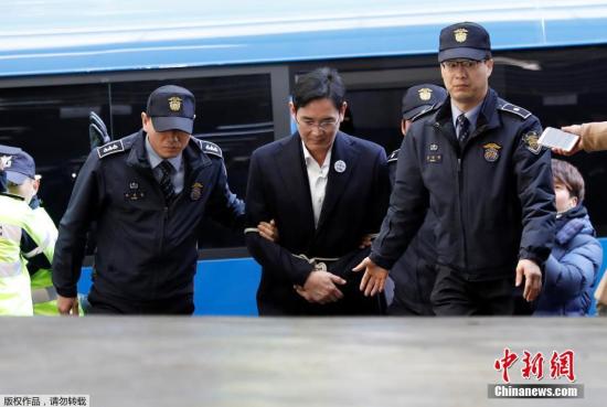 2月18日，在韩国首尔，三星电子副会长李在镕(中)被押往特检组办公室。