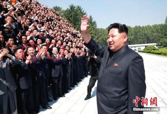 据朝鲜《劳动新闻》2016年5月26日至27日报道,朝鲜领导人金正恩近日参与研究潜射导弹试射的科学家们合影留念. 图片来源:CFP视觉中国
