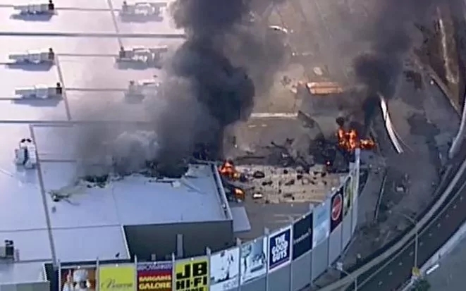 澳大利亚一架载有5名乘客的飞机撞击商场 现场腾起巨大火球