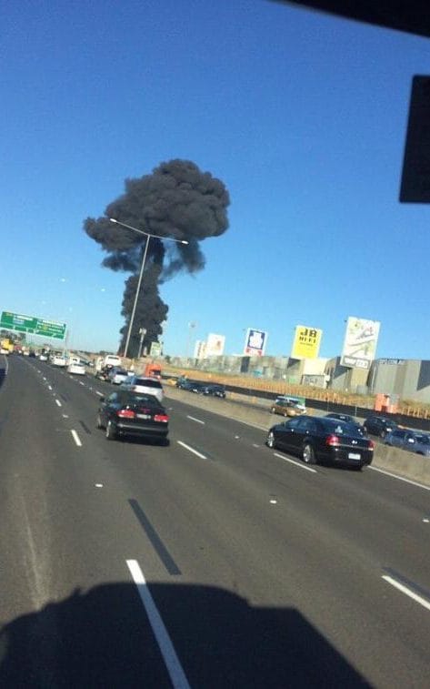 澳大利亚一架载有5名乘客的飞机撞击商场 现场腾起巨大火球