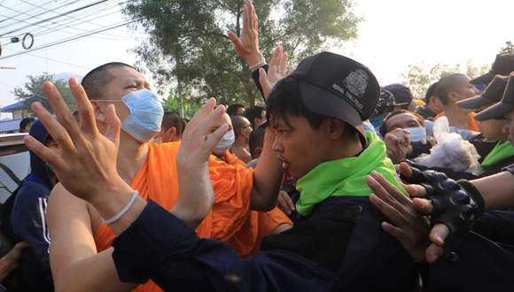 泰国警察与和尚发生冲突