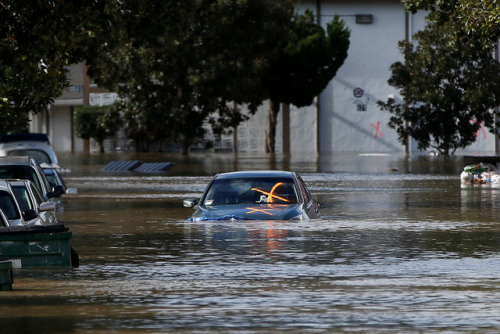 在加州圣何塞，洪水淹没街道。（图片来源：路透社）