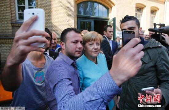 当地时间2015年9月10日，德国柏林，德国总理默克尔慰问抵达德国寻求避难的难民。