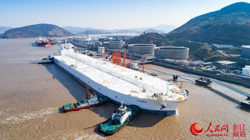 世界最大油轮“泰欧”正在靠泊大榭港区45万吨原油码头。章勇涛 摄