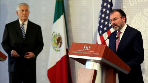 墨西哥外交部长比德加赖（右）在会见美国国务卿蒂勒森（左）时没有掩饰两国间存在的分歧。 