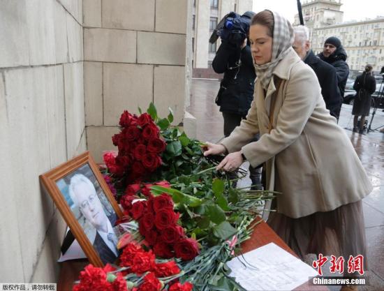 当地时间2月20日，俄罗斯莫斯科民众献花悼念俄罗斯驻联合国大使丘尔金。