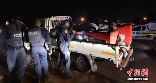 资料图：2016年6月，南非首都骚乱至少致两死，警方逮捕50多人。 <a target='_blank' href='http://www.chinanews.com/'><p align=