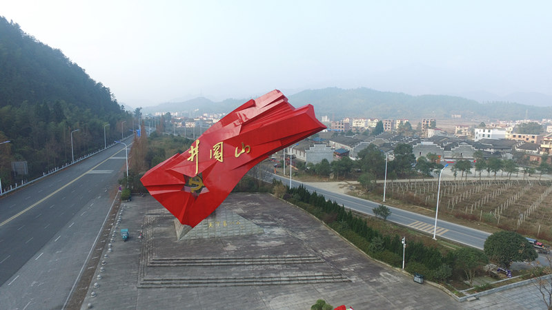 这是航拍的“井冈红旗”雕塑（2016年12月24日摄）。新华社记者 周密 摄