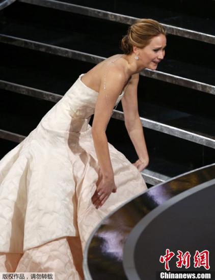 第85届奥斯卡金像奖于北京时间2月25日上午美国当地时间2月24日下午在好莱坞杜比剧院举行。现场，詹妮弗·劳伦斯凭借《乌云背后的幸福线》获得最佳女主角。