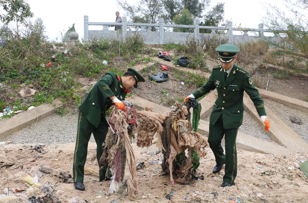 广西东兴志愿者1公里海岸线清出海滩垃圾50余袋-中青在线