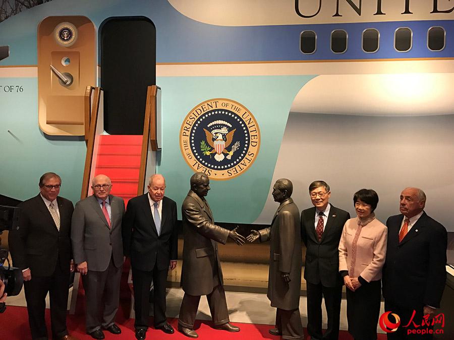 尼克松基金会主席巴瑞鲍特（左二）与刘健（右三）等嘉宾在珍贵铜像前合影。廖政军摄