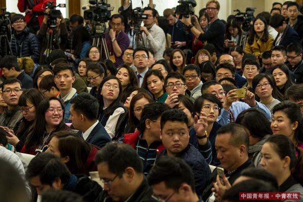 3月4日，十二届全国人大五次会议在北京人民大会堂举行新闻发布会。大会发言人傅莹就大会议程和人大工作相关的问题回答中外记者的提问，吸引众多媒体到场。中国青年报·中青在线记者 李隽辉/摄