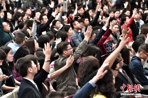 3月4日，十二届全国人大五次会议在北京人民大会堂举行新闻发布会。大会发言人傅莹就大会议程和人大工作相关的问题回答中外记者的提问。中新网记者 金硕 摄