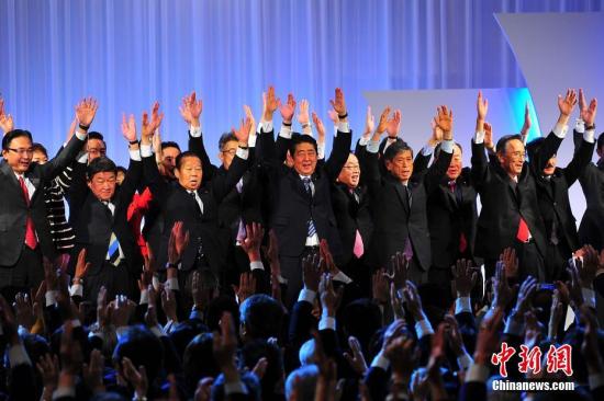 日本自民党第84届大会3月5日在东京举行，正式决定将其党章中原先规定的“最多2届6年”的总裁任期，改为“最多3届9年”。藉此，现任日本首相安倍晋三，得以在明年秋季其任期届满后，连续第三次参选自民党总裁，从而打开其孜孜以求的长期执政之门。 <a target='_blank' href='http://www.chinanews.com/'><p align=