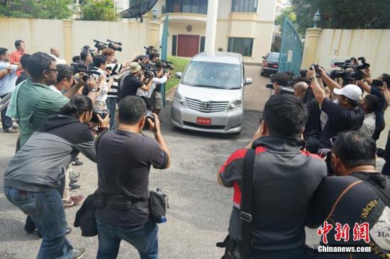 3月5日，大批记者守候在朝鲜驻马大使馆前。马来西亚政府4日决定驱除朝鲜驻马来西亚大使姜哲，并限其48小时离境。 <a target='_blank' href='http://www.chinanews.com/'><p align=