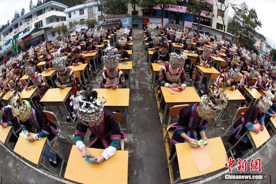 广西侗乡中学生比拼指尖艺术 传承刺绣