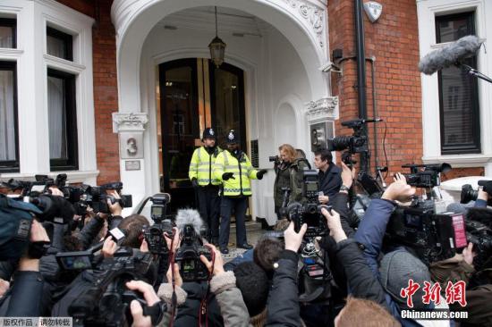 资料图：当地时间2016年11月14日，瑞典首席检察官英格丽德·伊斯格伦抵达厄瓜多尔驻英国大使馆。“维基解密”网站创始人阿桑奇悬而未决的性侵案出现新进展。