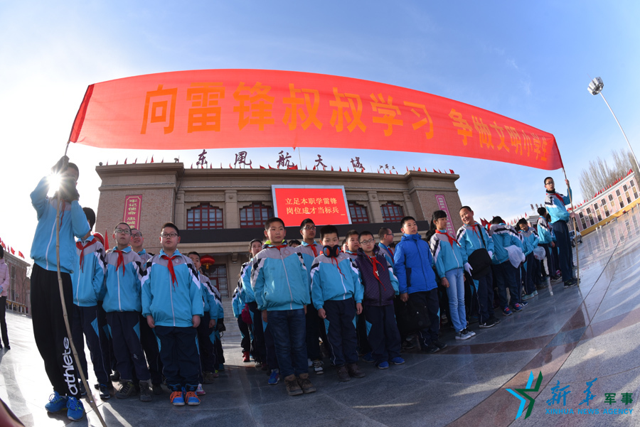 东风小学师生开展学雷锋活动.王绍茂 摄 责编:姜继葆