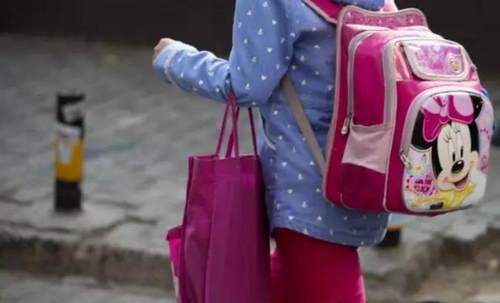 学生手拿饮料满脸疲惫在地铁上睡着 网友:好心