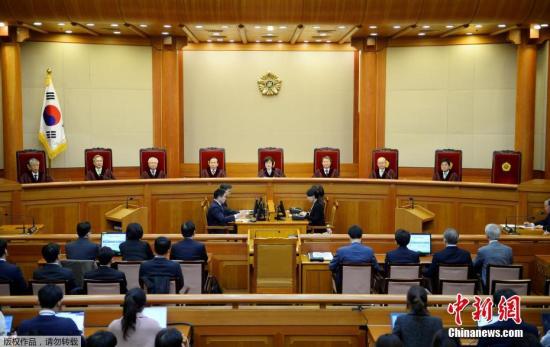 当地时间3月10日上午，韩国宪法法院宣布总统弹劾案最终判决结果，总统弹劾案获得通过，朴槿惠被立即免去总统职务。