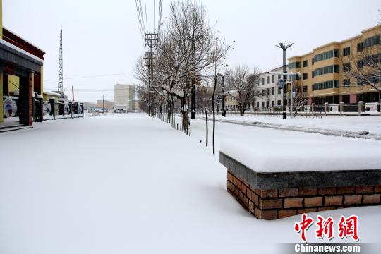 青海大柴旦降破纪录暴雪积雪深度达20厘米
