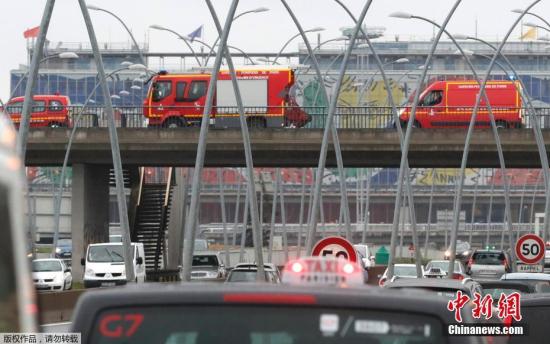 一男子在巴黎奥利机场袭击军警，后被击毙。图为巴黎当局应急车辆赶往奥利机场。